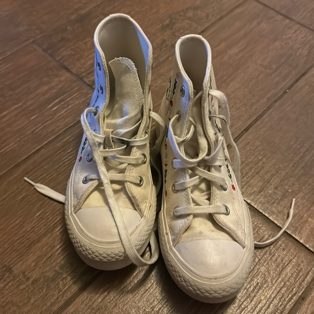 SOLD 🔴 
Kid’s white high top Converse. Size 1 in good condition